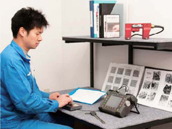 品質保証センター 機械・人物 写真